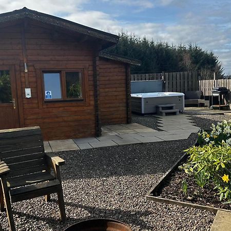 Lochinvar - Highland Log Cabin With Private Hot Tub Airdrie Exteriér fotografie