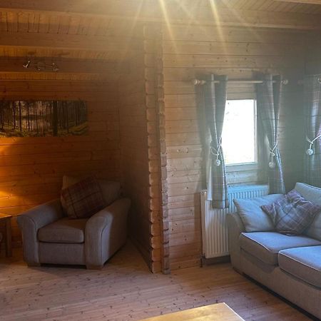 Lochinvar - Highland Log Cabin With Private Hot Tub Airdrie Exteriér fotografie