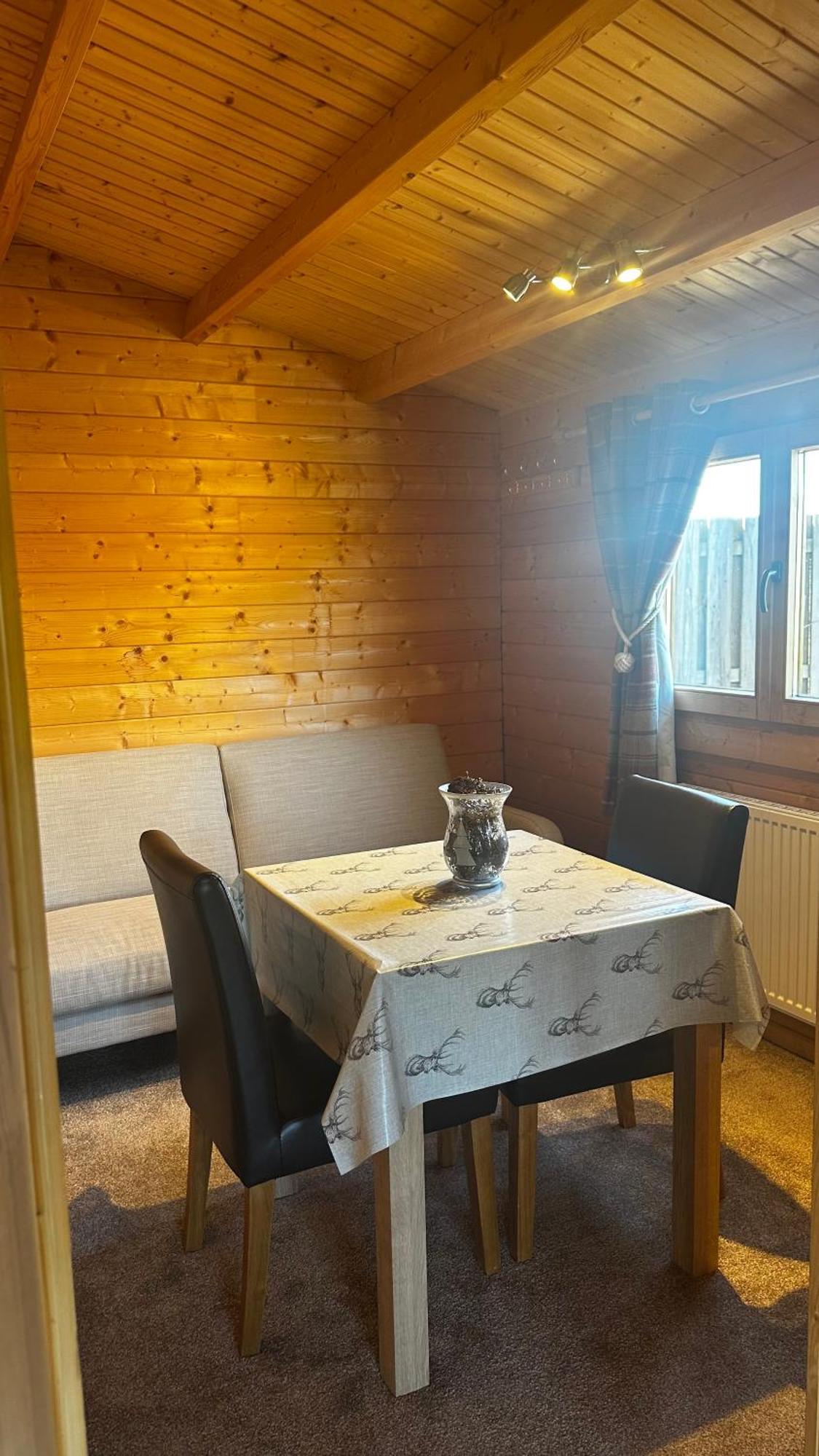 Lochinvar - Highland Log Cabin With Private Hot Tub Airdrie Exteriér fotografie