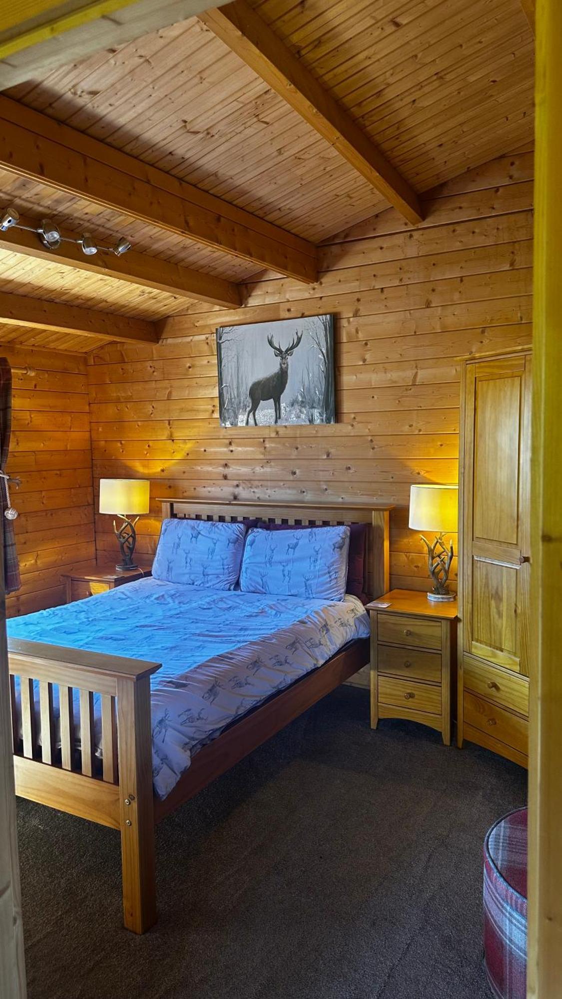 Lochinvar - Highland Log Cabin With Private Hot Tub Airdrie Exteriér fotografie