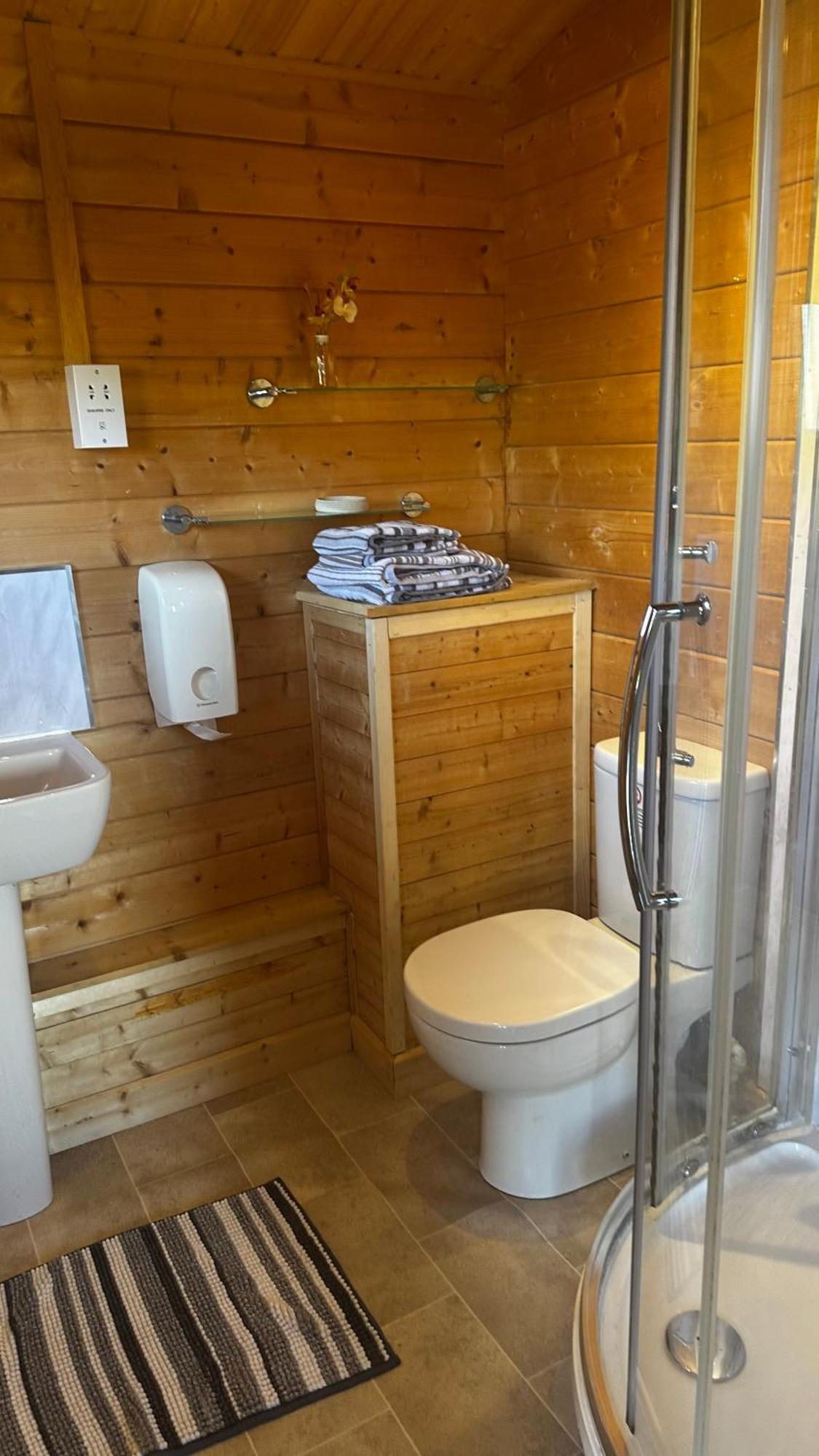 Lochinvar - Highland Log Cabin With Private Hot Tub Airdrie Exteriér fotografie
