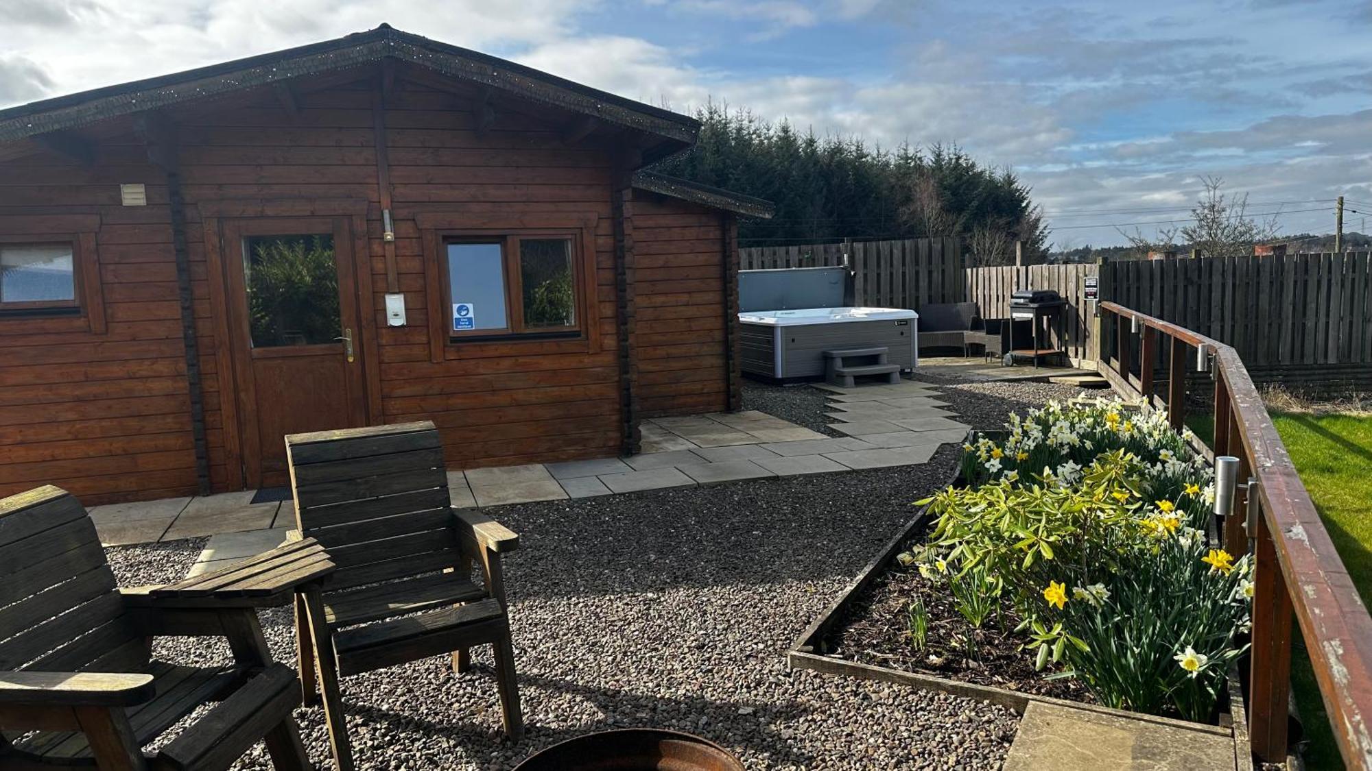Lochinvar - Highland Log Cabin With Private Hot Tub Airdrie Exteriér fotografie