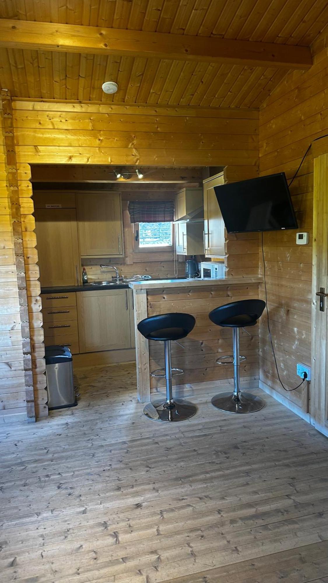 Lochinvar - Highland Log Cabin With Private Hot Tub Airdrie Exteriér fotografie