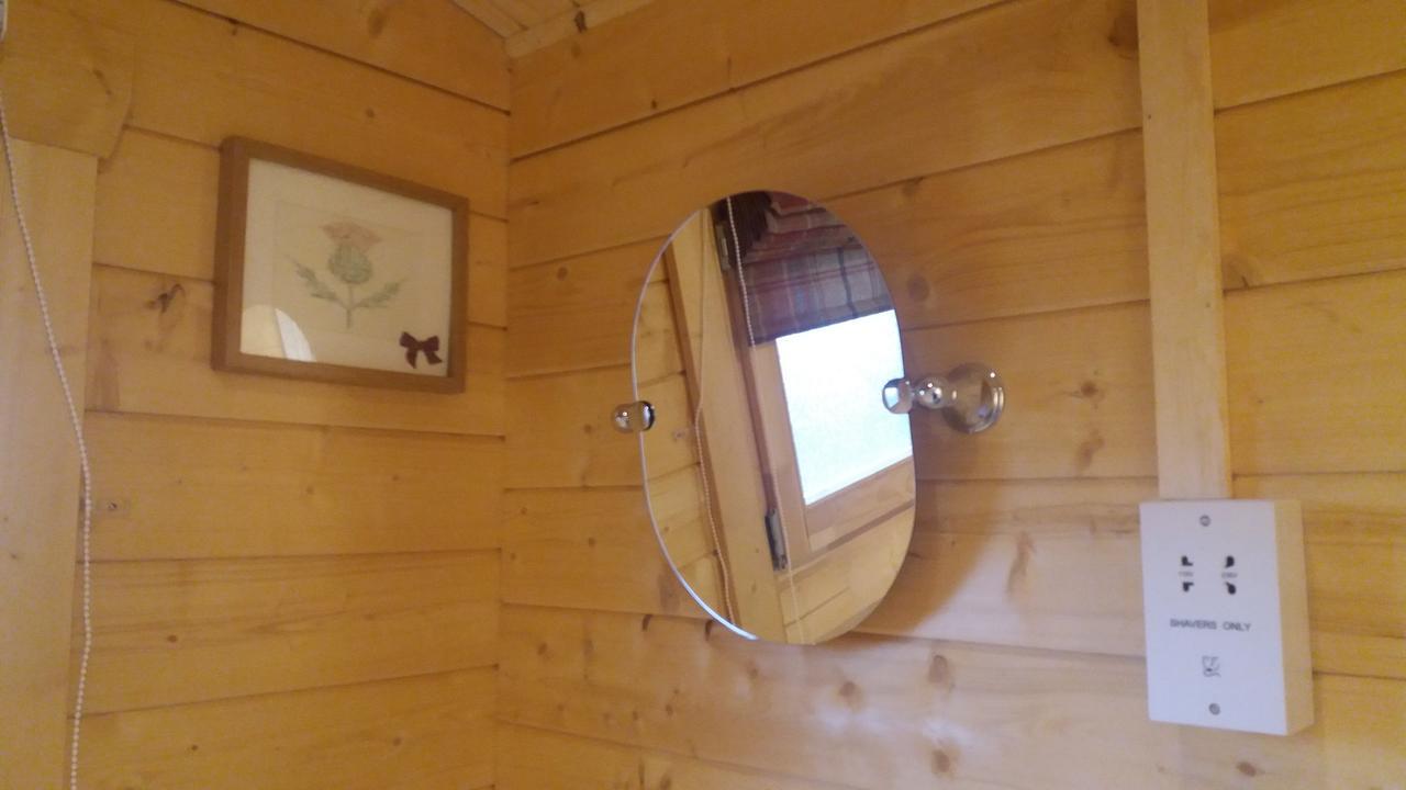 Lochinvar - Highland Log Cabin With Private Hot Tub Airdrie Exteriér fotografie