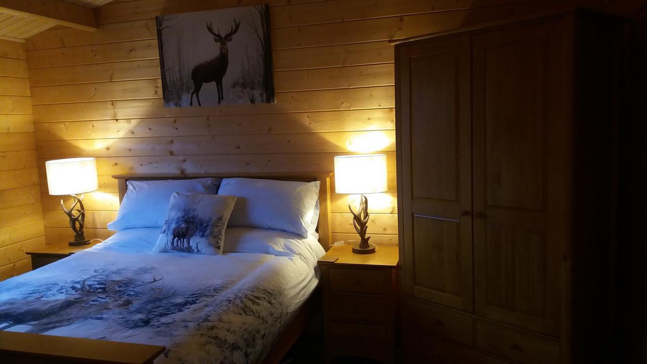 Lochinvar - Highland Log Cabin With Private Hot Tub Airdrie Exteriér fotografie